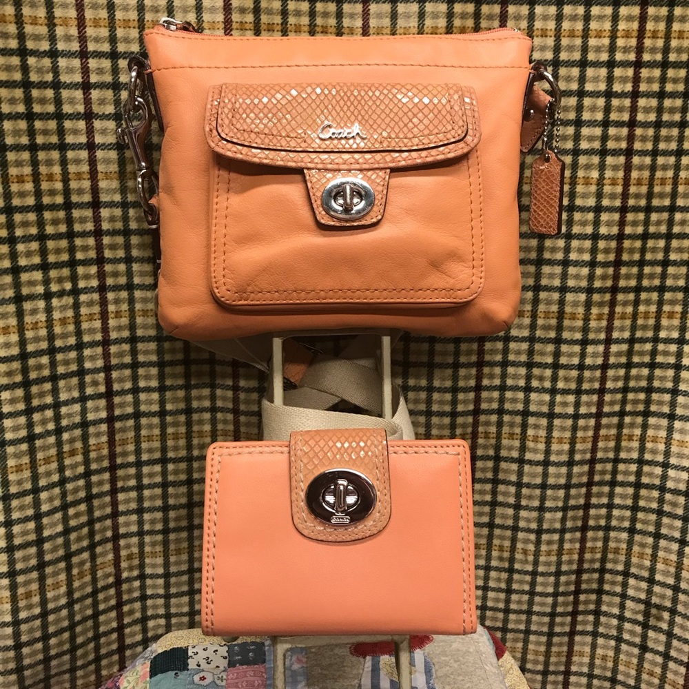 COACH LEATHER TURNLOCK POCKET SWING-PACK & WALLET